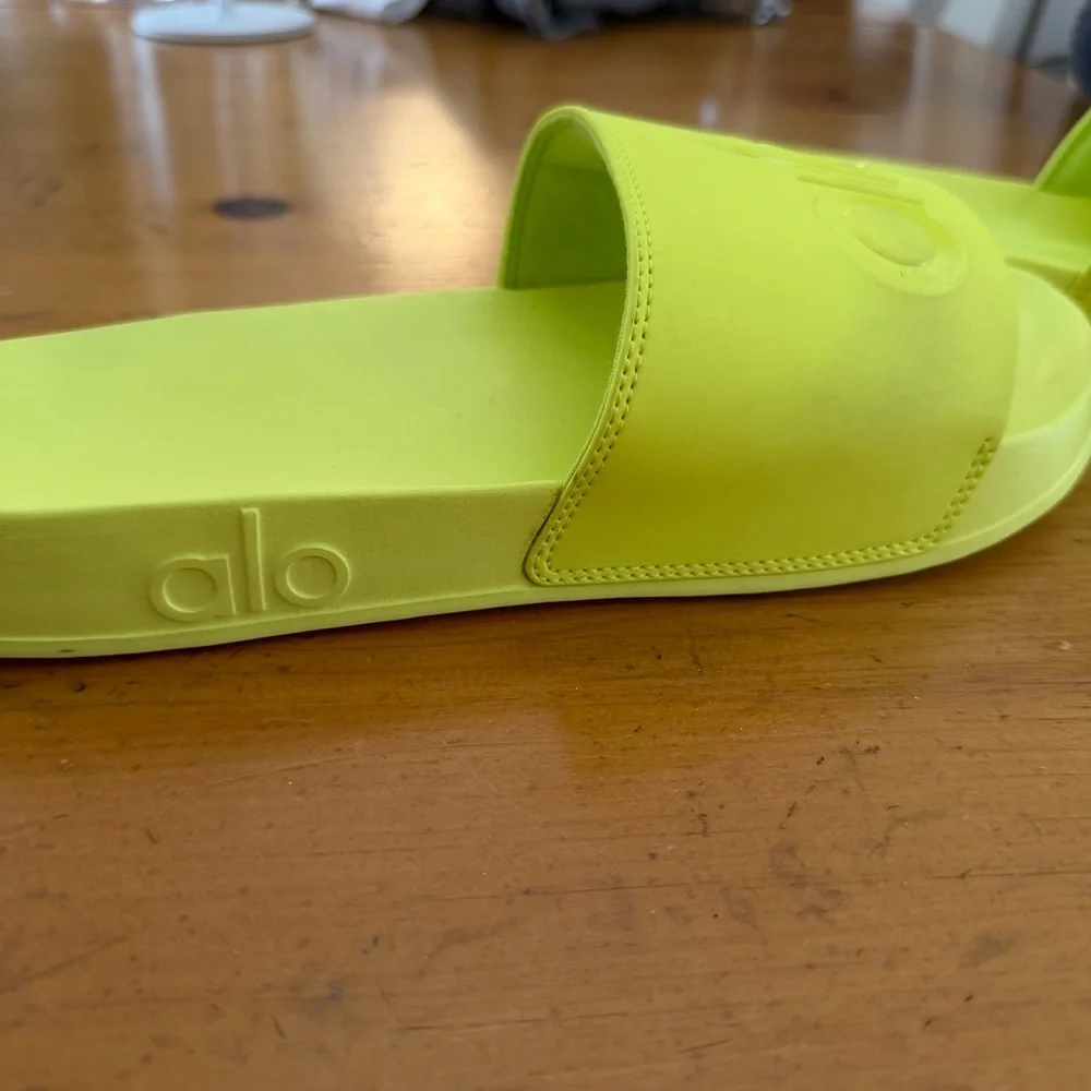 ALO Yoga Neon Slide Sandals - Yellow Green